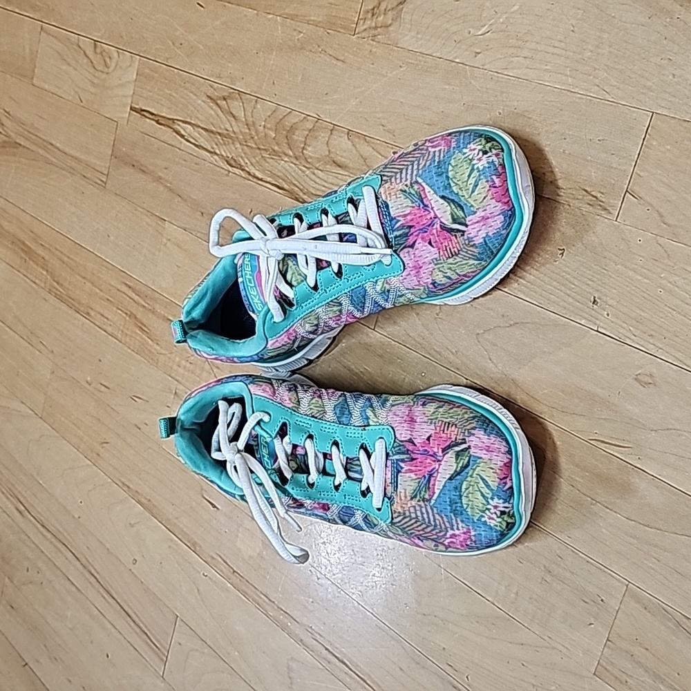 Skechers Lightweight Knit walking sneakers. SIZE 7.5